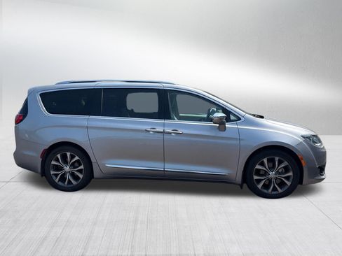 Used 2017 Chrysler Pacifica Limited FWD image 4