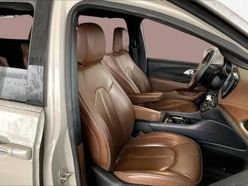 Used 2021 Chrysler Pacifica Limited w/ Uconnect Theater Family Group image 21