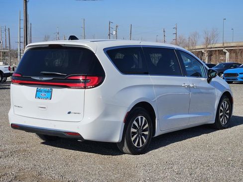 Used 2024 Chrysler Pacifica Select image 1