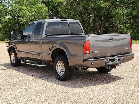 Used 2003 Ford F250 2WD SuperCab Super Duty image 3