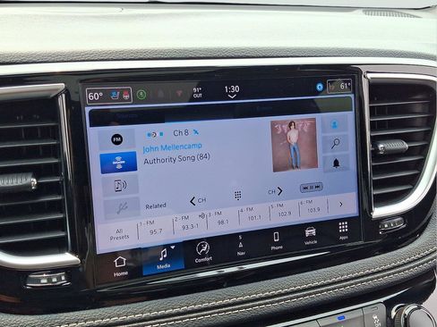 Used 2025 Chrysler Pacifica Limited FWD image 17