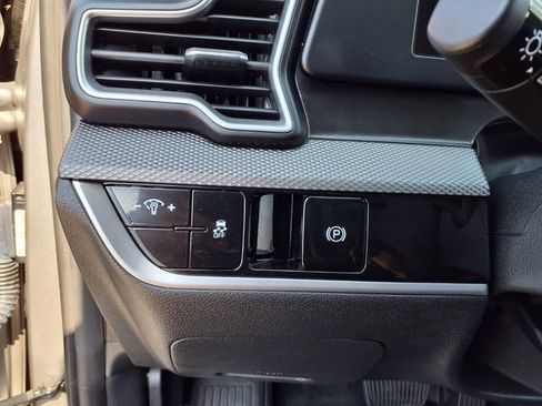 Used 2025 Kia Sportage LX FWD image 16