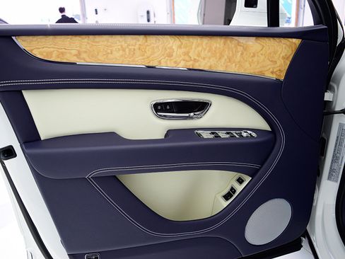 New 2025 Bentley Bentayga Plug-In Hybrid image 42