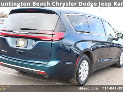 Used 2023 Chrysler Pacifica Touring-L image 5