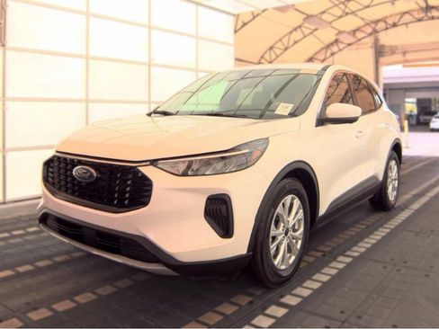Used 2023 Ford Escape Active w/ Tech Pack #2 FWD image 2
