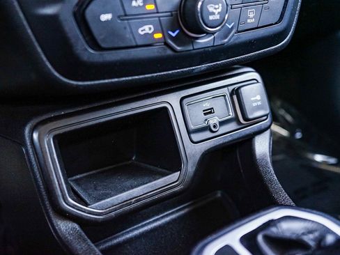 Used 2021 Jeep Renegade Latitude FWD image 23