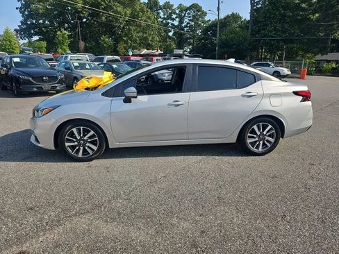 Used 2021 Nissan Versa SV FWD image 2