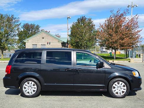 Used 2018 Dodge Grand Caravan SE w/ UConnect Hands-Free Group image 8