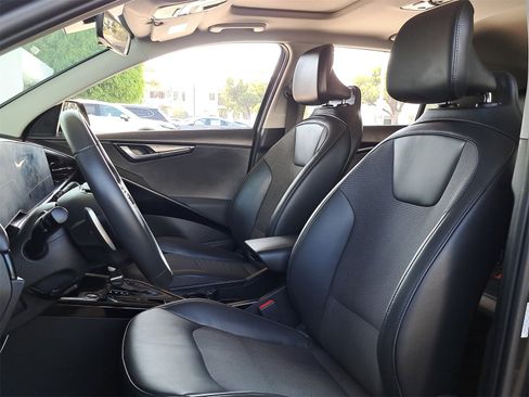 Used 2023 Kia Niro EX Touring image 14