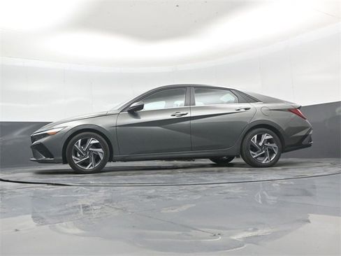 Used 2025 Hyundai Elantra SEL image 43