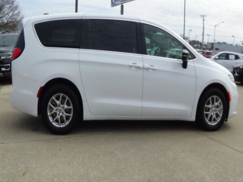Used 2025 Chrysler Pacifica Select FWD image 5
