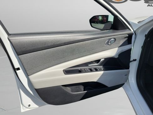 Used 2022 Hyundai Elantra Limited FWD image 6