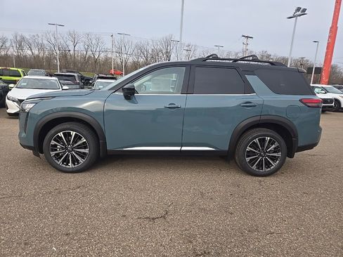 New 2026 Nissan Pathfinder Platinum image 4