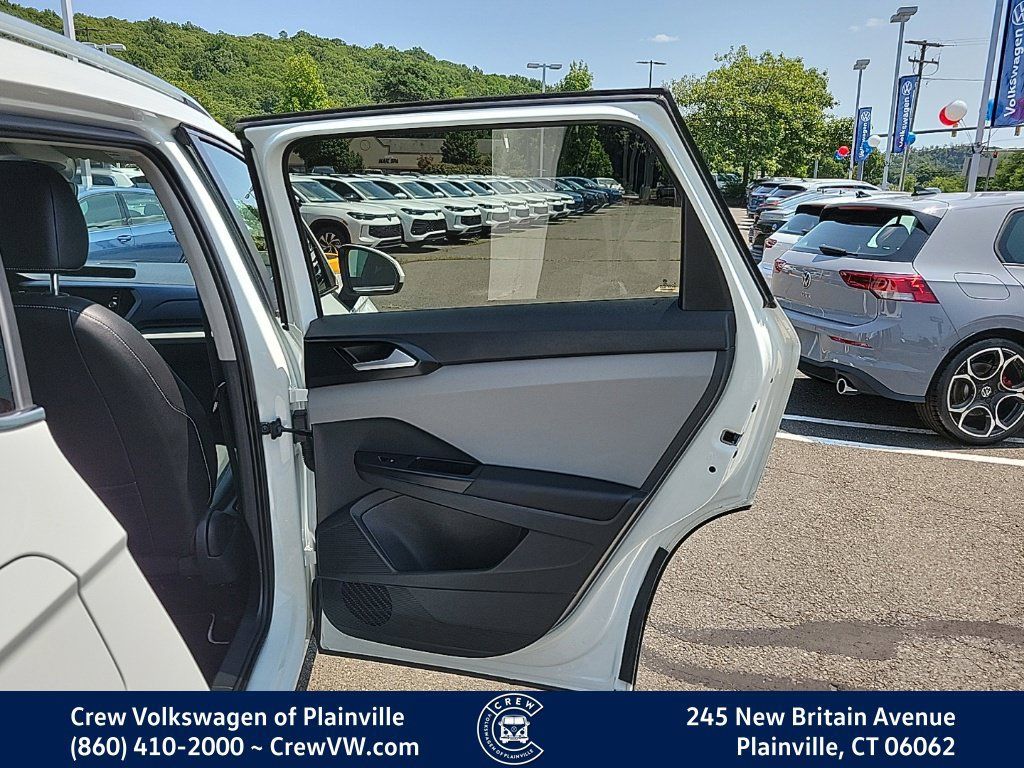Certified 2023 Volkswagen Taos SE w/ Panoramic Sunroof Package AWD/4WD image 45