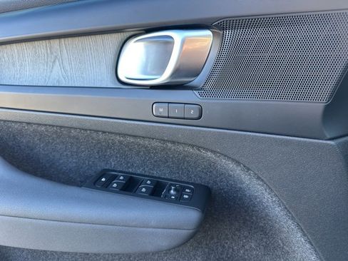 Certified 2025 Volvo XC40 B5 Core image 32