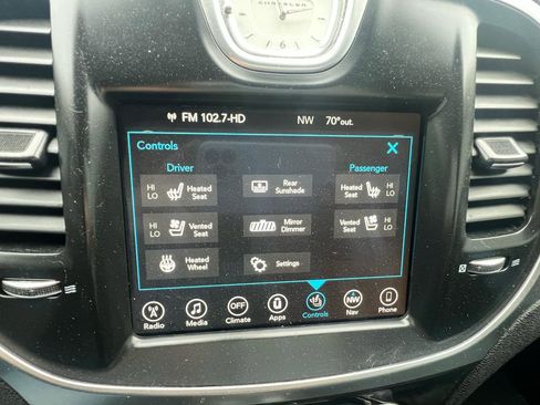 Used 2017 Chrysler 300 C RWD image 13