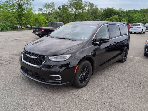 Used 2024 Chrysler Pacifica Touring-L FWD image 3