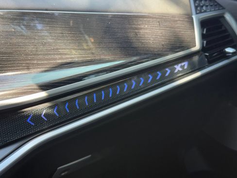 Used 2024 BMW X7 xDrive40i w/ M Sport Package AWD/4WD image 25