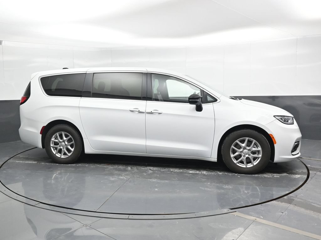 Used 2025 Chrysler Pacifica Select FWD image 3