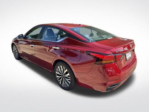 Used 2025 Nissan Altima 2.5 SV FWD image 7