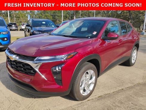 Used 2024 Chevrolet Trax LS w/ LS Convenience Package image 1