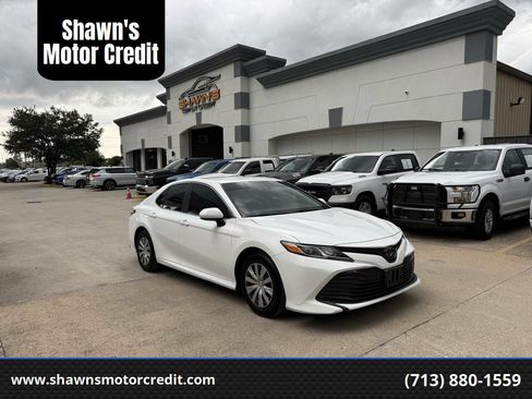 Used 2018 Toyota Camry FWD image 1