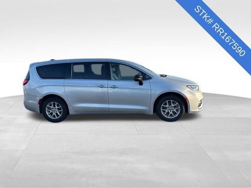 Used 2024 Chrysler Pacifica Touring-L image 4