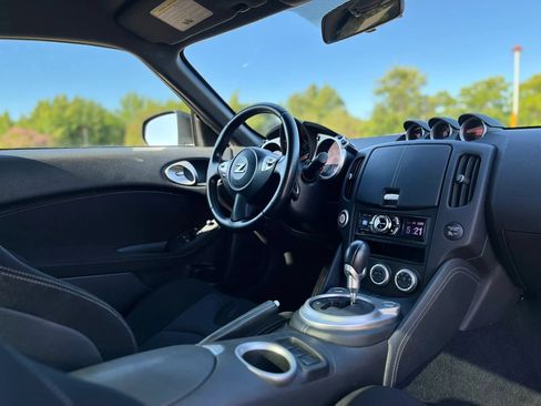 Used 2009 Nissan 370Z Coupe RWD image 12