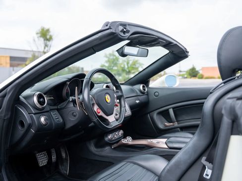 Used 2014 Ferrari California image 2