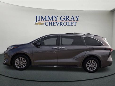 Used 2024 Toyota Sienna XLE image 6