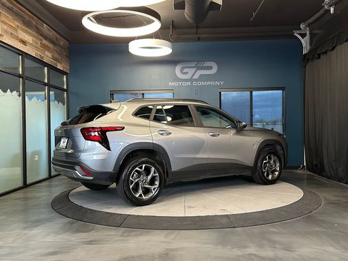 Used 2025 Chevrolet Trax LT w/ LT Convenience Package image 3