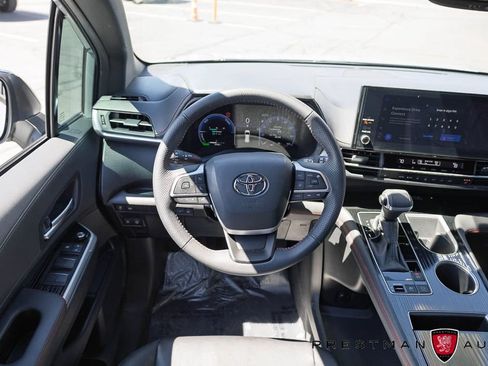 Used 2025 Toyota Sienna XSE FWD image 2