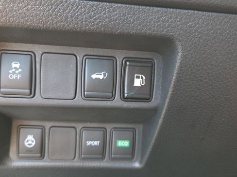 Used 2018 Nissan Rogue SV w/ Premium Package FWD image 18