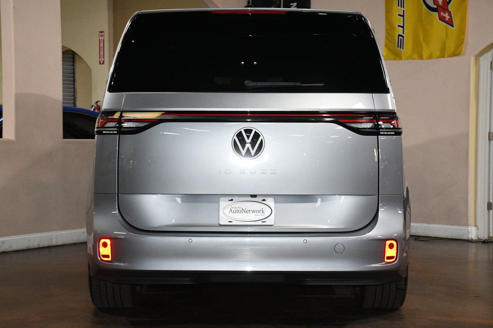 Used 2025 Volkswagen ID. Buzz Pro S RWD image 2