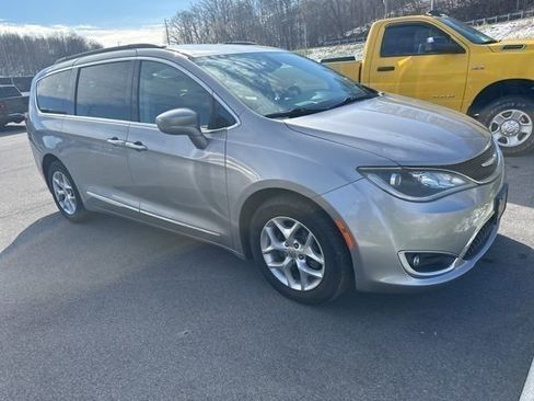 Used 2017 Chrysler Pacifica Touring-L w/ Tire & Wheel Group image 29