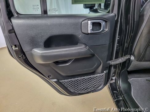 Used 2018 Jeep Wrangler Unlimited Sahara AWD/4WD image 16