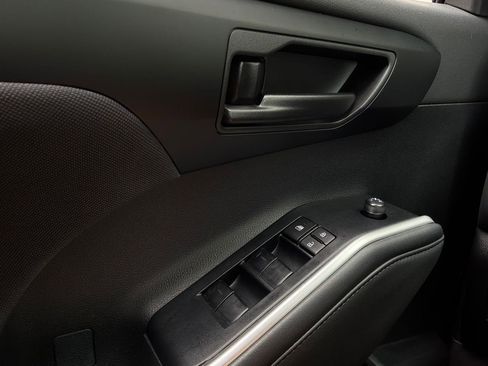 Used 2025 Toyota Highlander LE FWD image 21