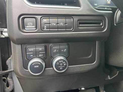 Used 2023 GMC Yukon SLT AWD/4WD image 41