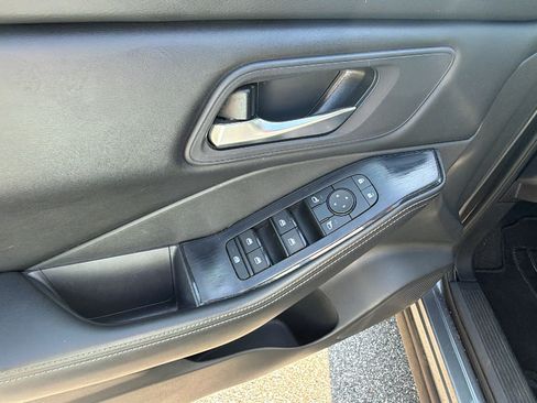 Used 2024 Nissan Rogue SV AWD/4WD image 15