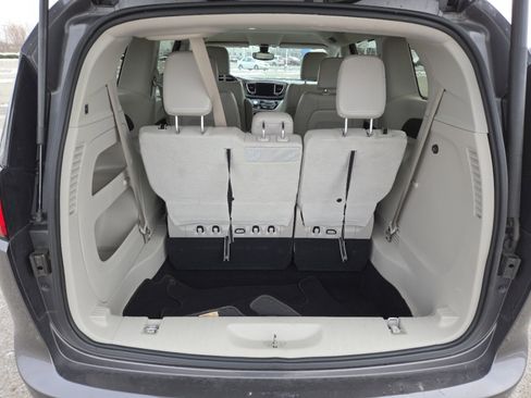 Used 2017 Chrysler Pacifica Touring-L w/ Tire & Wheel Group image 17