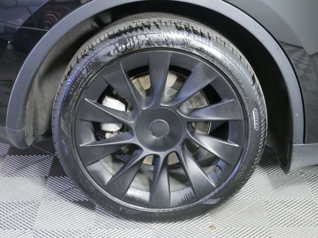 Used 2024 Tesla Model Y Long Range AWD/4WD image 11
