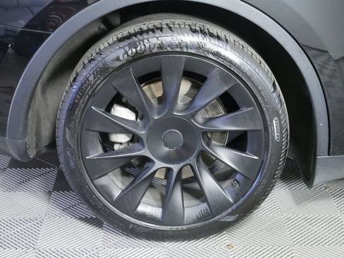 Used 2024 Tesla Model Y Long Range AWD/4WD image 11