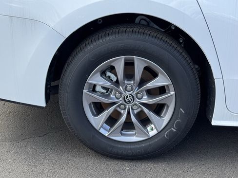 Used 2025 Toyota Sienna LE image 38