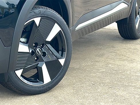New 2026 Nissan Kicks SR w/ Cold Weather Package FWD image 3