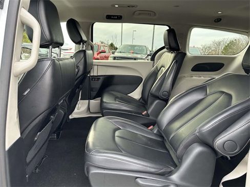 Used 2024 Chrysler Pacifica Select image 13