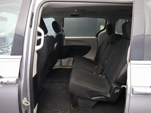 Used 2018 Chrysler Pacifica LX image 22