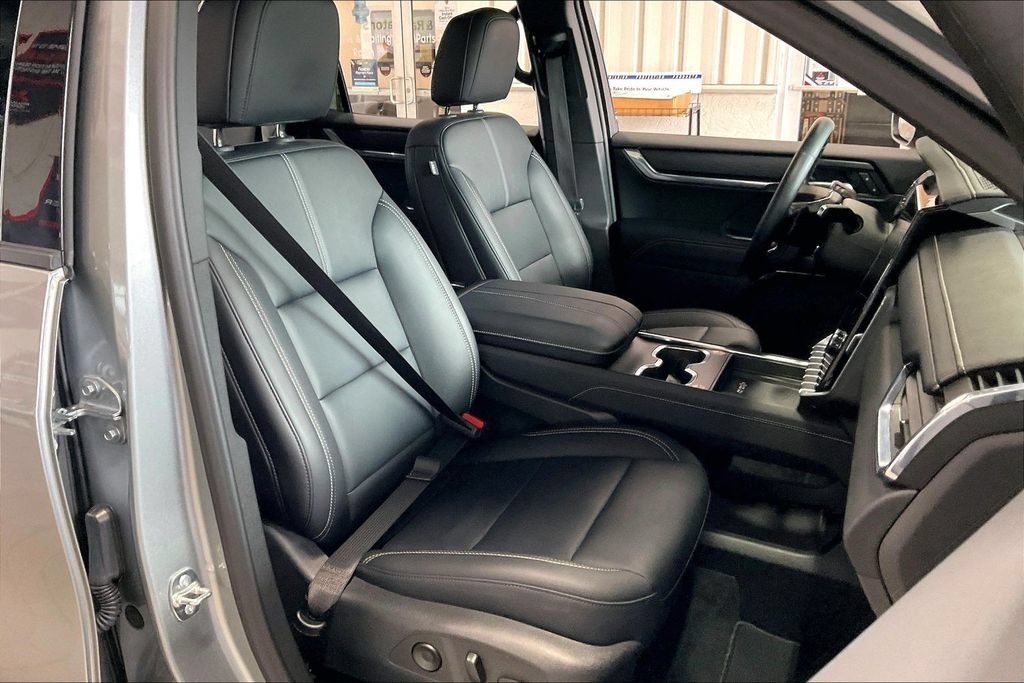 Used 2026 GMC Acadia Elevation w/ Elevation Premium Package FWD image 24