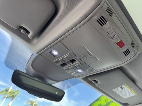 Used 2023 Volkswagen Taos SE w/ Panoramic Sunroof Package FWD image 28