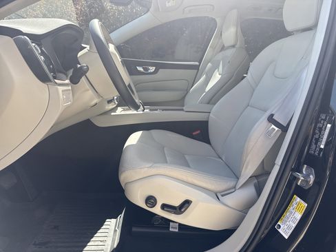 Used 2022 Volvo XC60 B5 Momentum w/ Climate Package image 26