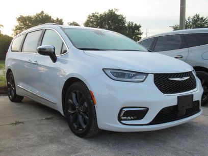 Used 2023 Chrysler Pacifica Limited w/ Trailer Tow Group